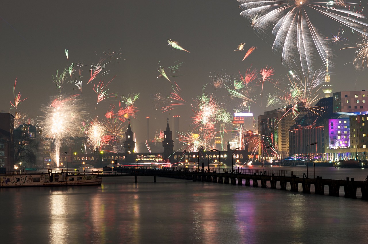 探索都市夜生活的无限魅力，2015新版夜生活指南