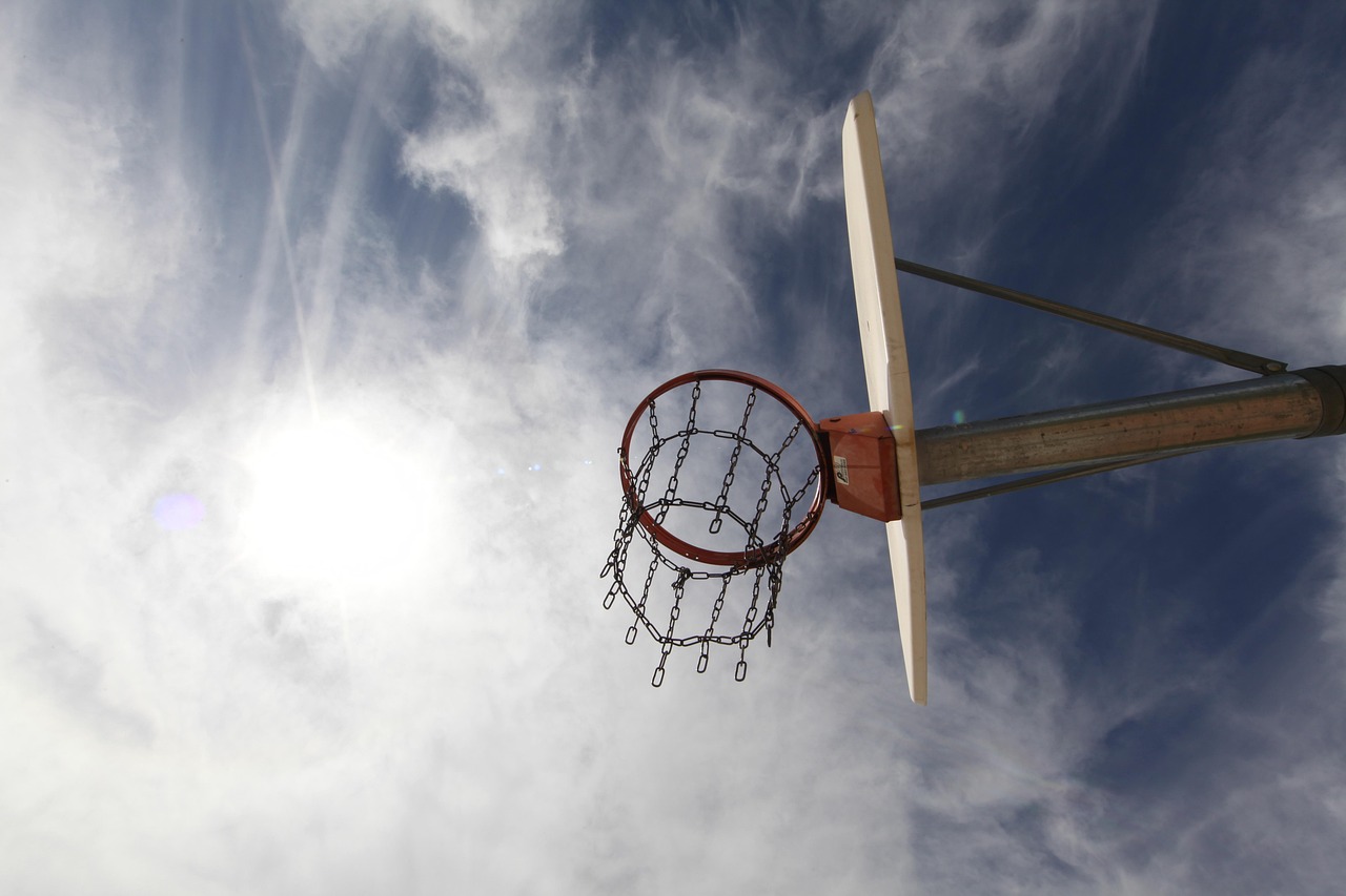 NBA骑士比赛回放录像，重温热血瞬间，感受赛场激情的热血战斗