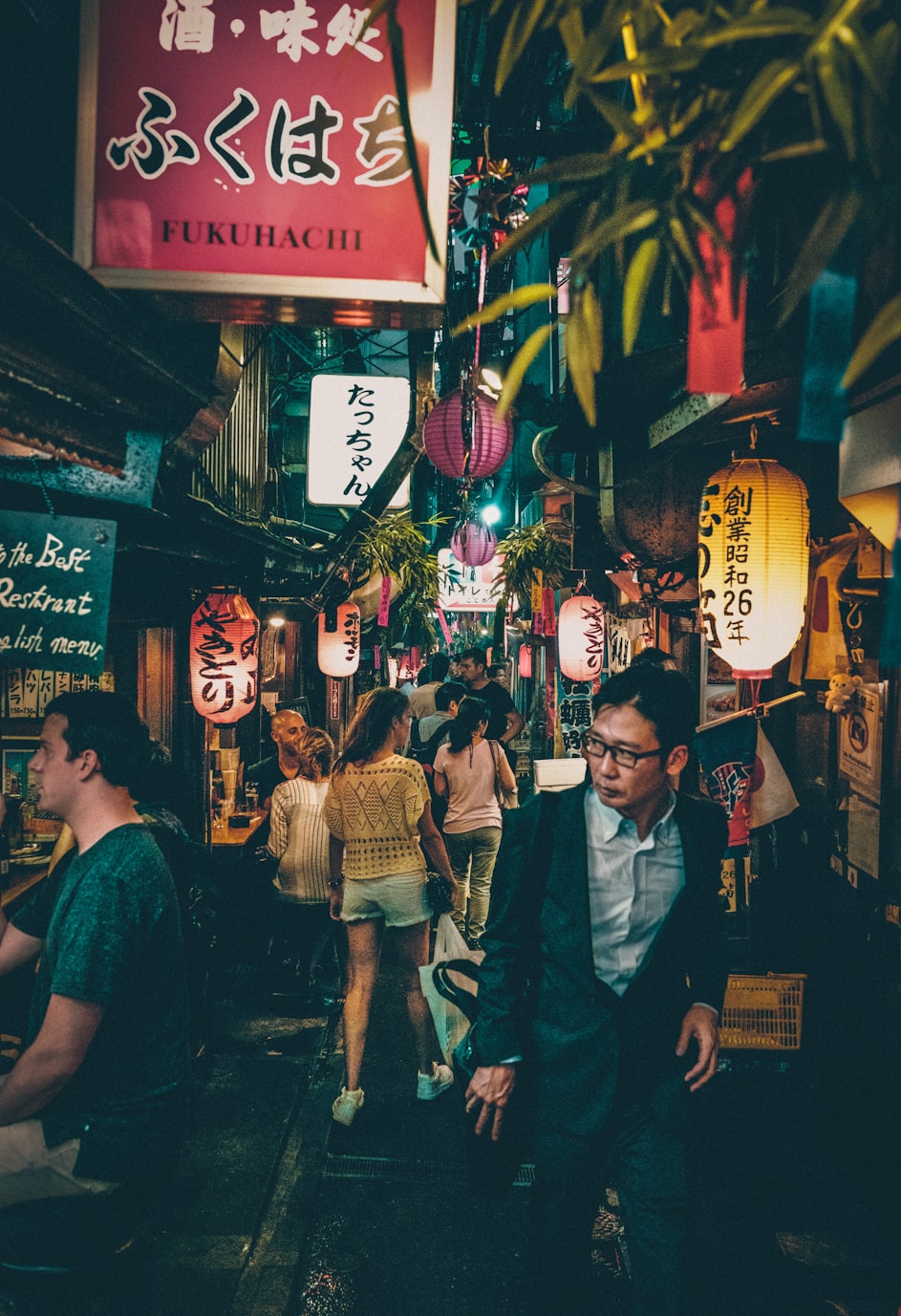 午夜电影街，光影梦幻之旅