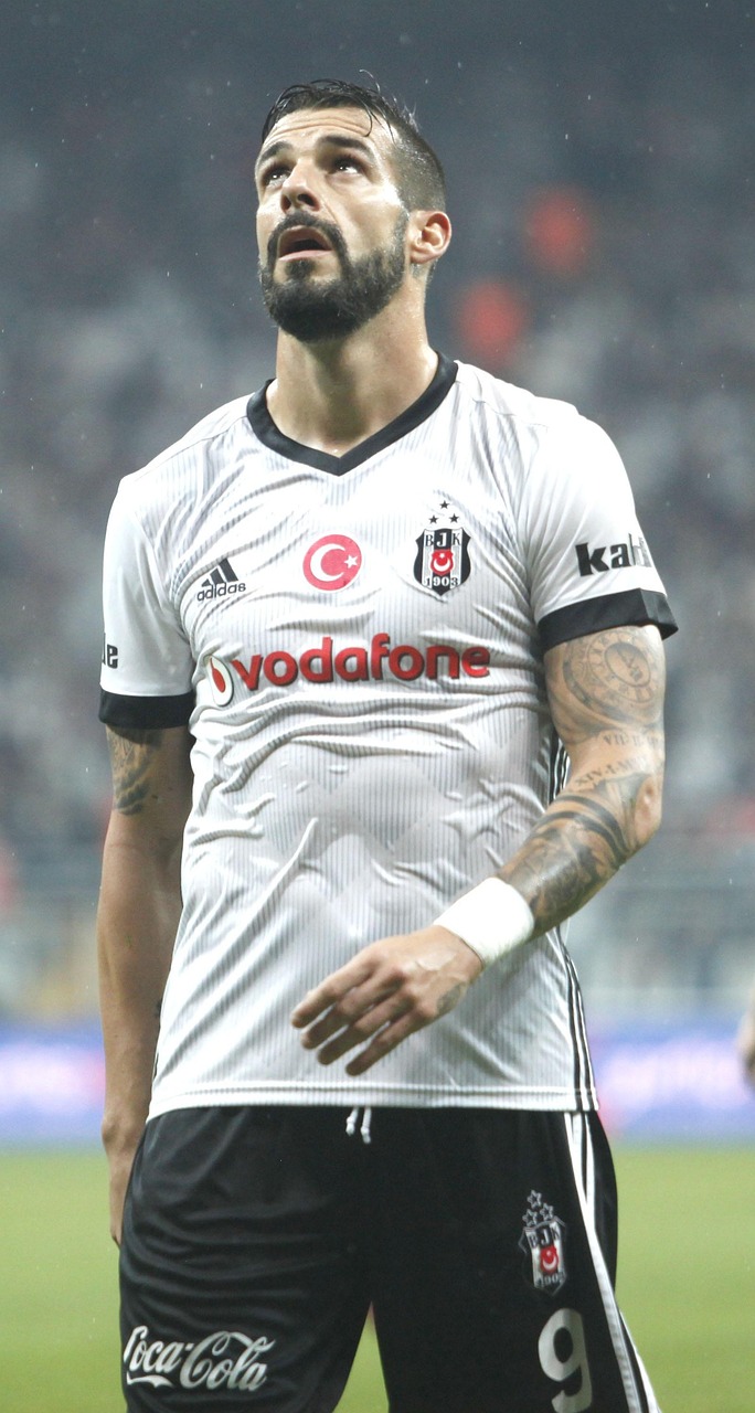 西甲西班牙人面临挑战与机遇并存的赛况更新