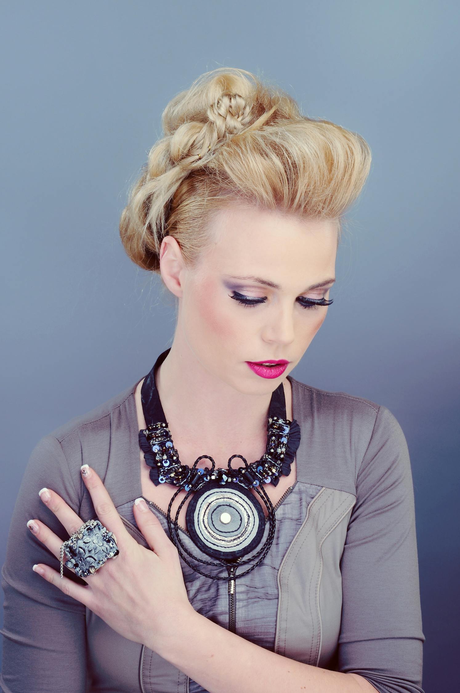 最新胸针佩戴技巧,展现优雅魅力的秘密武器全解析