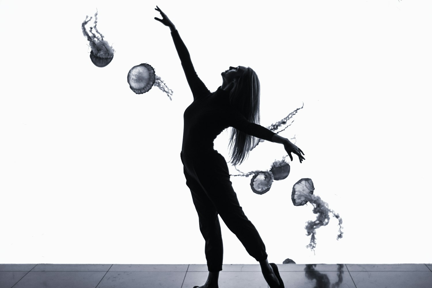 旋转的爱演员演绎命运情感之舞,情感与命运的旋转舞蹈