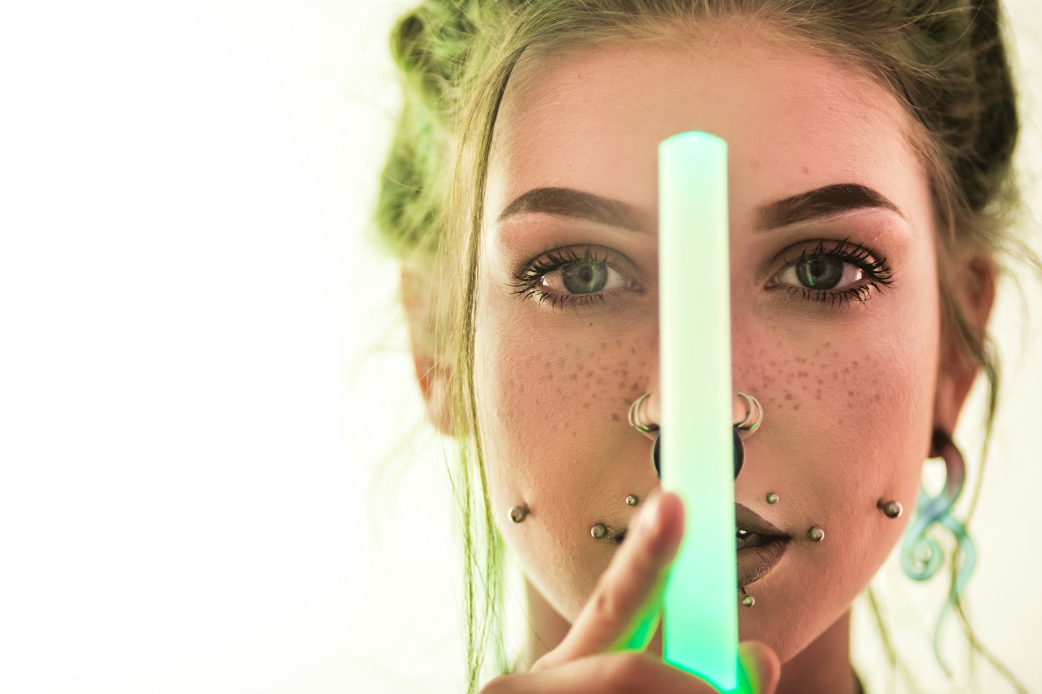 眼睛迷人的男明星,魅力视觉盛宴