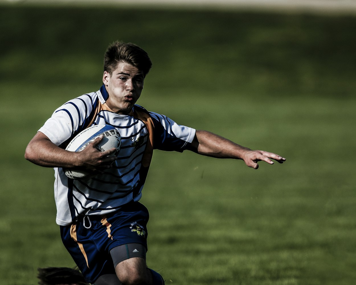 力与技的较量,职业摔跤比赛对决时刻