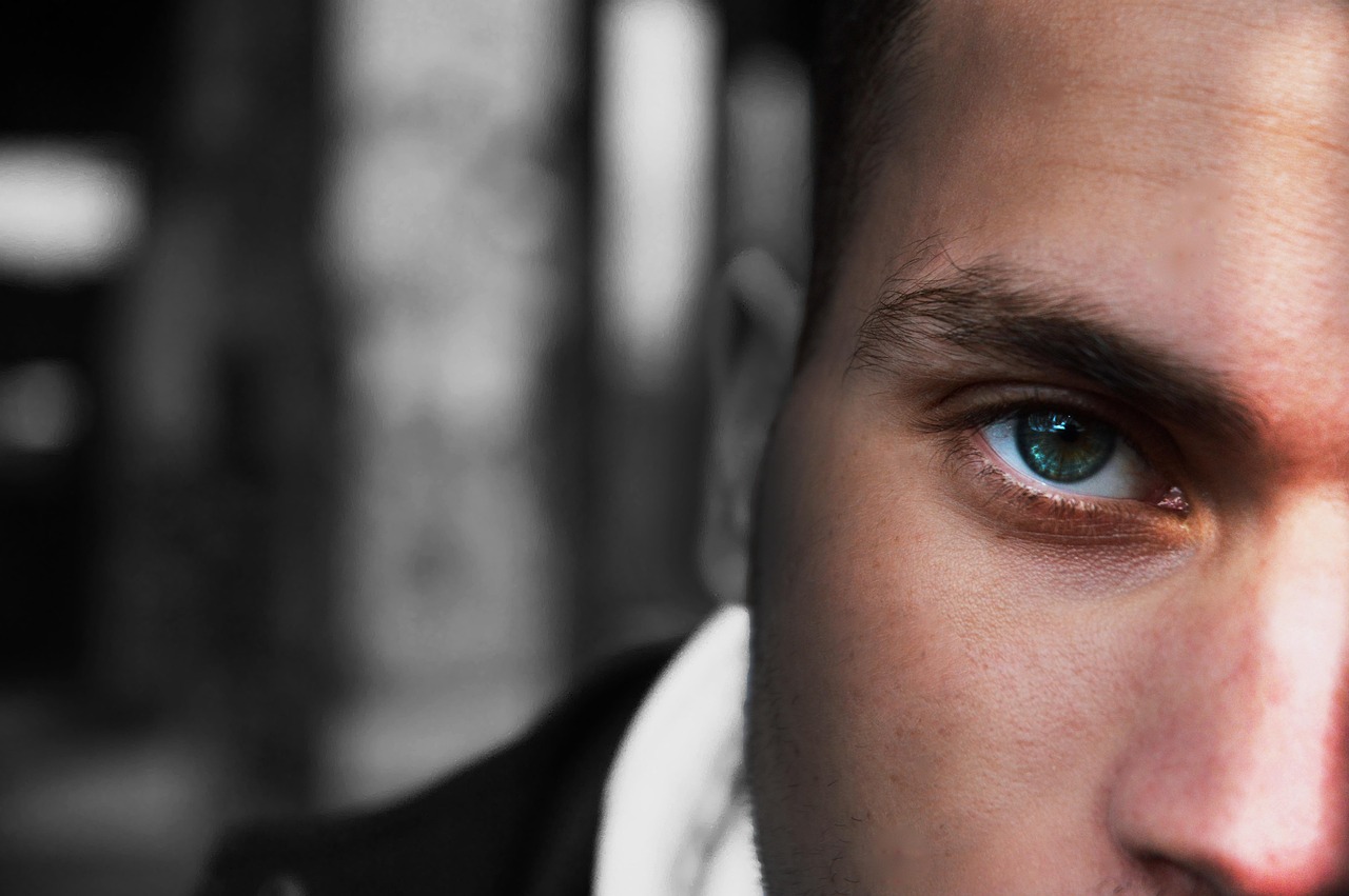 梁国荣，演员之光与银幕背后的传奇人生