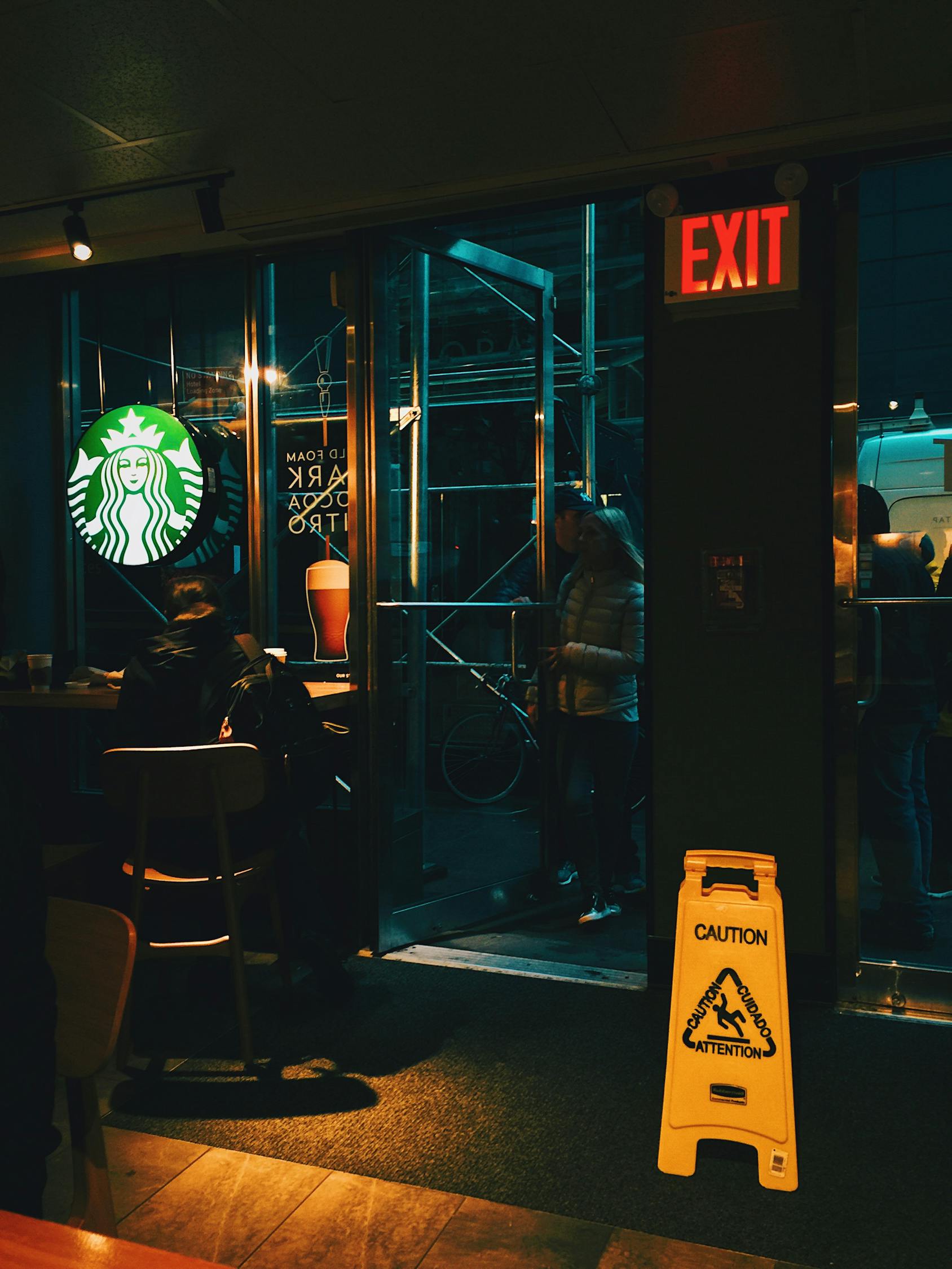 星巴克从咖啡传奇到资本市场的佼佼者，上市之路解析