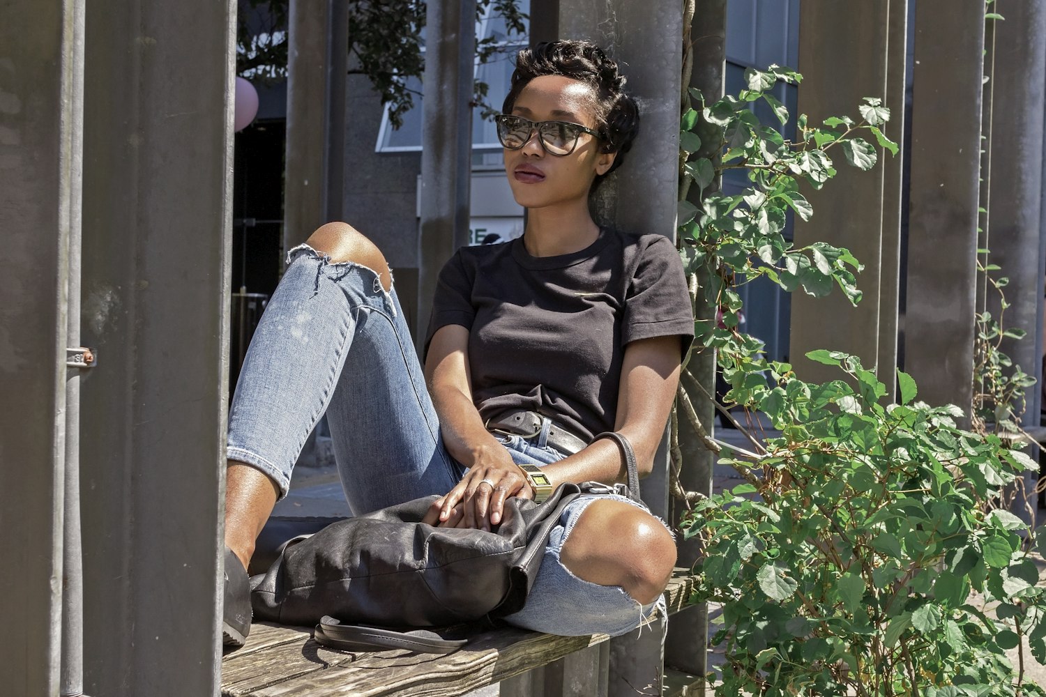 易烊千玺街头写真，时尚魅力与青春活力的交融展现风采