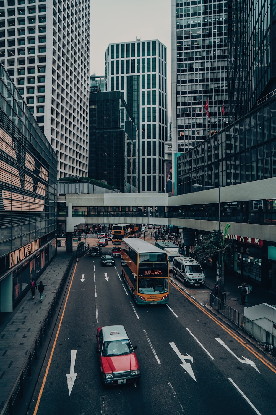 六安与德阳的城市发展对决，速度与激情的较量