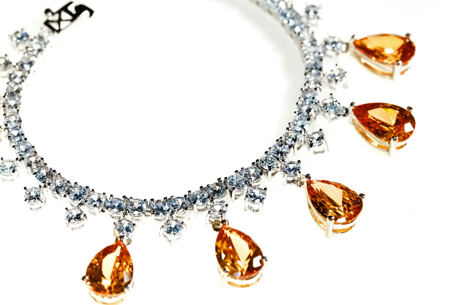 祖母绿市场走势洞察，璀璨宝石的投资价值与行情分析