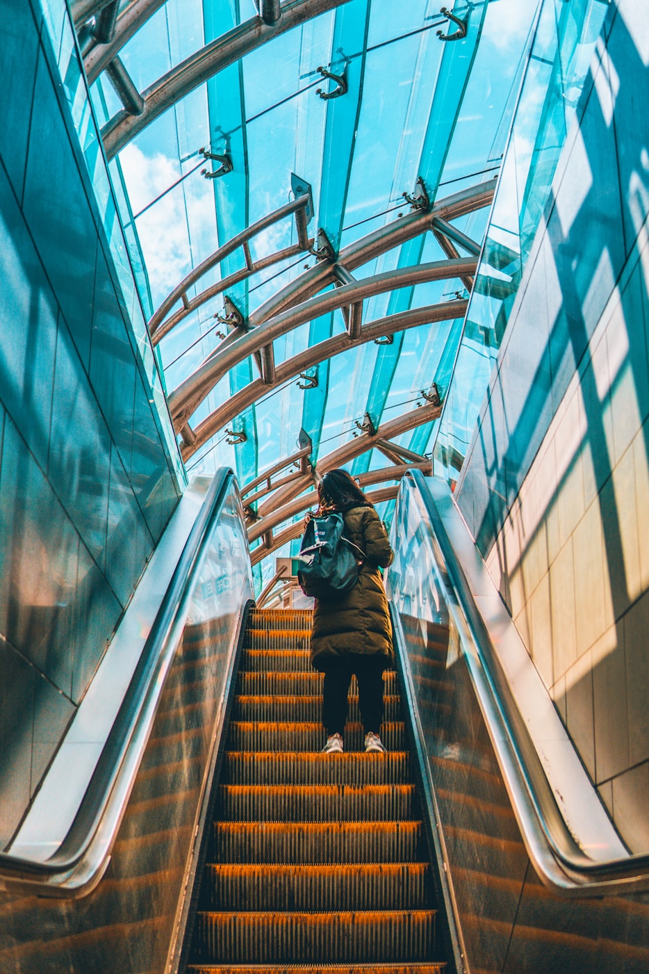 科技与美学的完美结合，最新手机展示柜亮相！